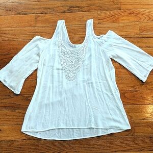 DR2 white lacy cold shoulder 3/4 sleeve top